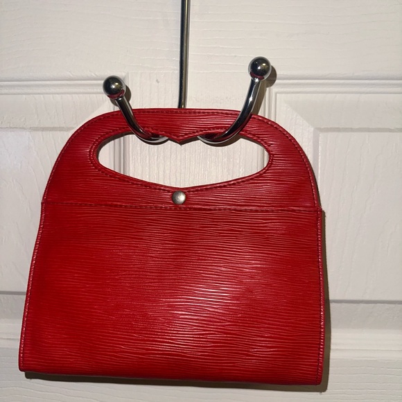 Bold Red Clutch with Textured Leather and Structured Shape - Picture 3 of 8